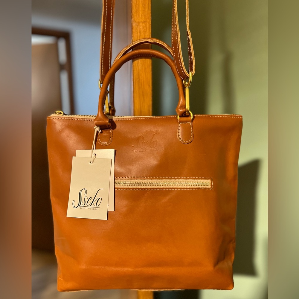Sseko Designs Zippered Crossbody shopper in oiled caramel